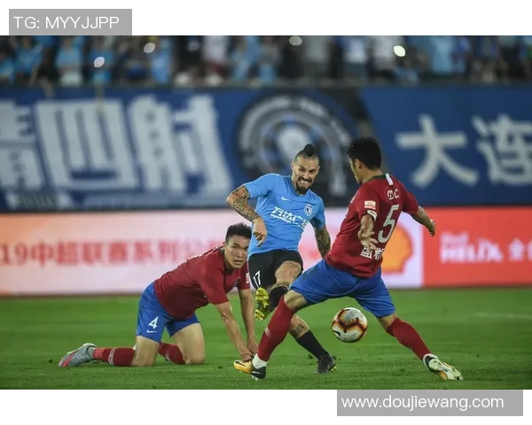 大连一方与天津泰达精彩对决比赛录像回顾及精彩瞬间分析